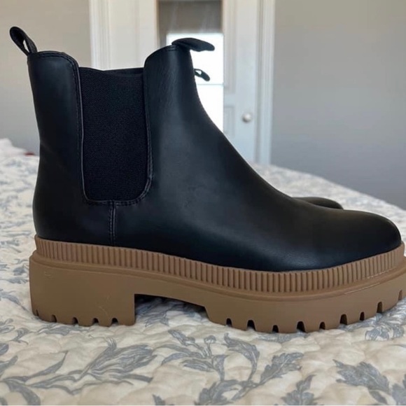 H&M Women’s Chelsea Boots NWT Size 11 - Picture 3 of 3